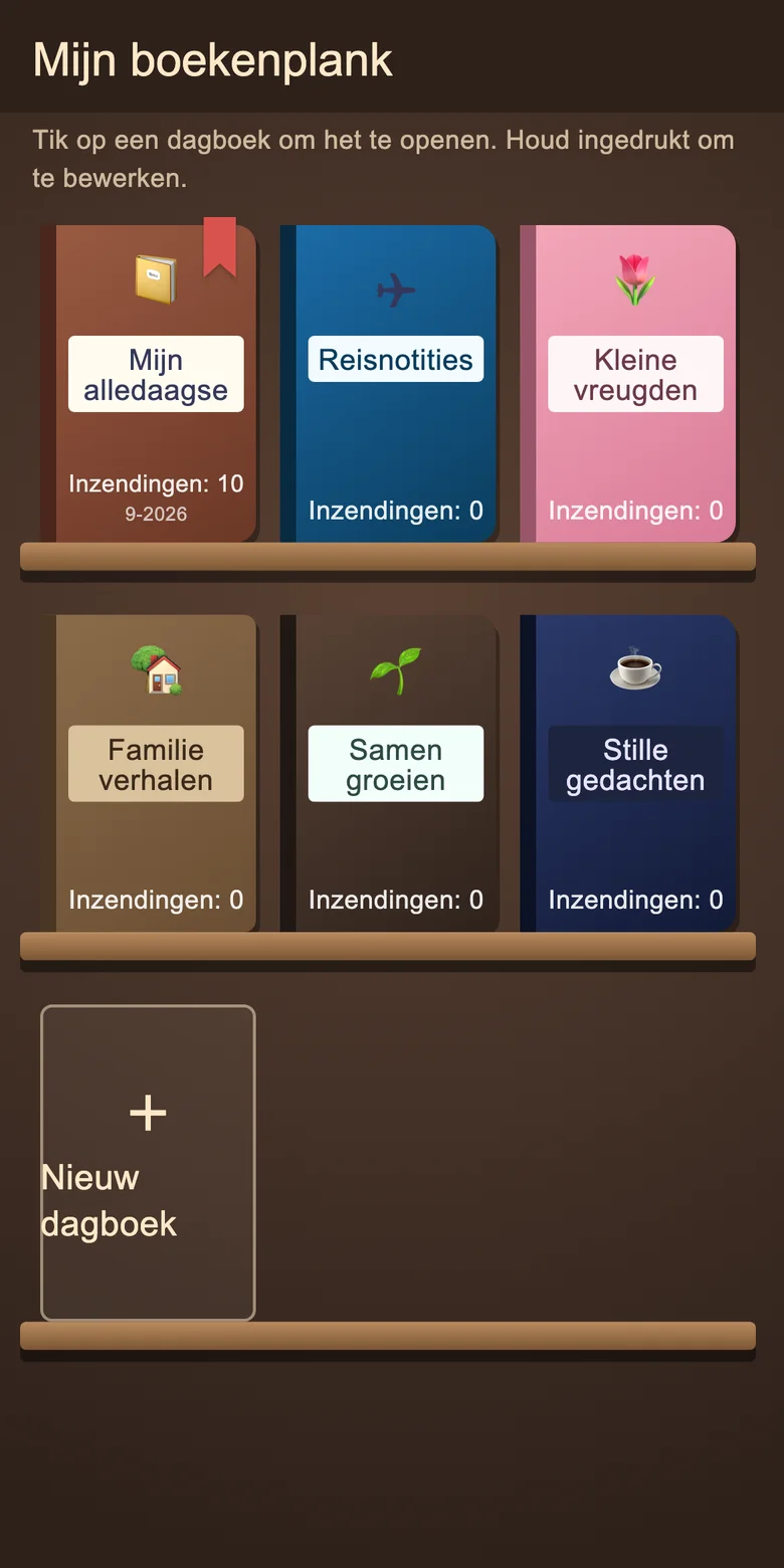 Boekenplank met losse dagboeknotitieboekjes